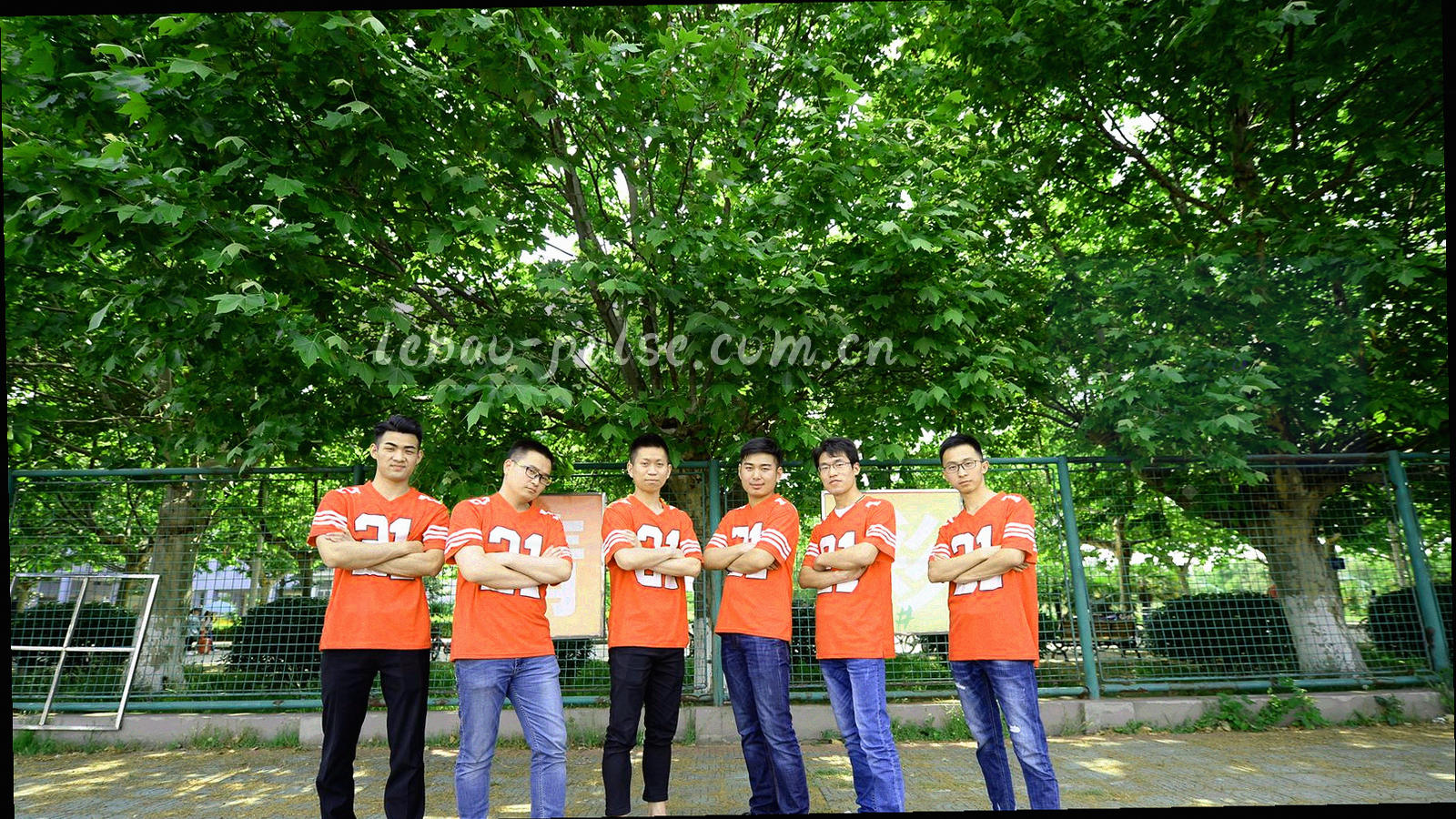 多块屏幕同时播放赛事集锦的暗色场景，画面带半透明数据网格